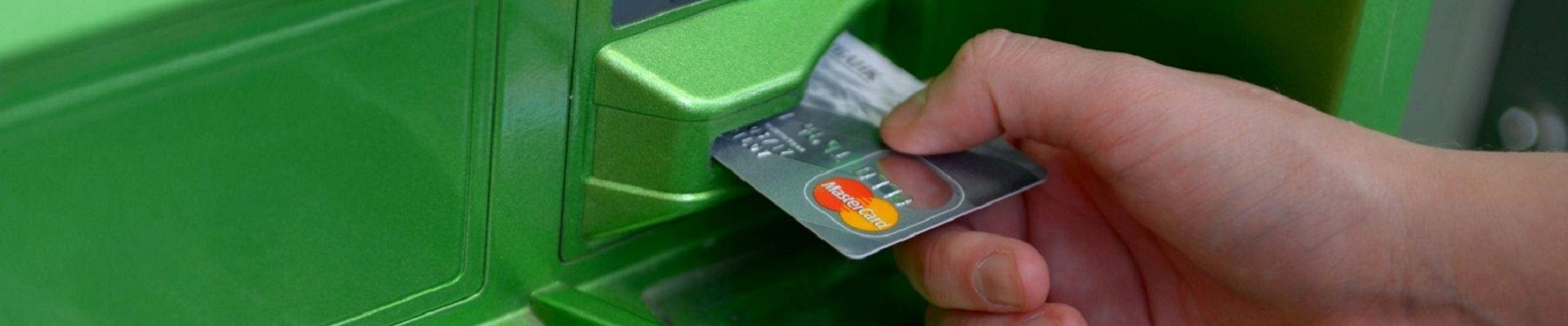 Быть клиентом Сбербанка становится все тяжелее: ужесточения условий денежных переводов через банкоматы