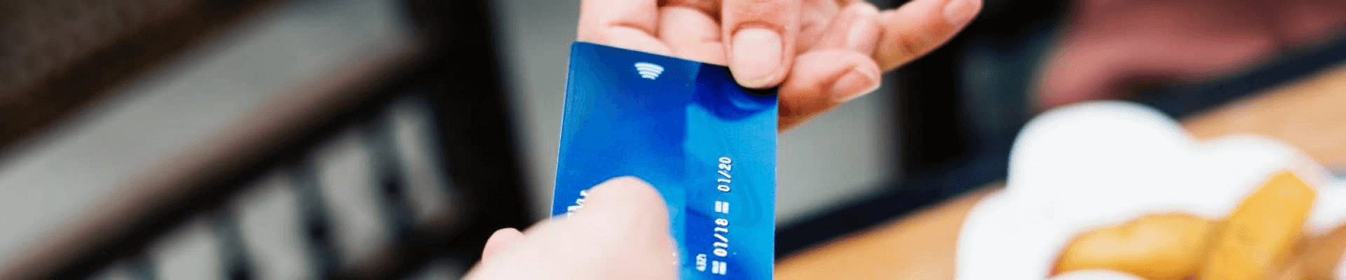 Просроченными банковскими картами можно пользоваться до июля 2020 года